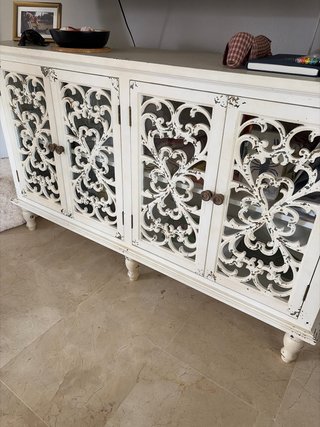 Mueble buffet blanco con puertas de cristal