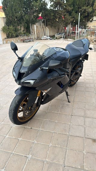 Kawasaki ZX6-R Negra y Dorada