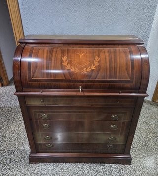Escritorio antiguo de madera con tapa enrollable