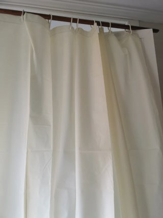 Cortina de ducha blanca de plástico