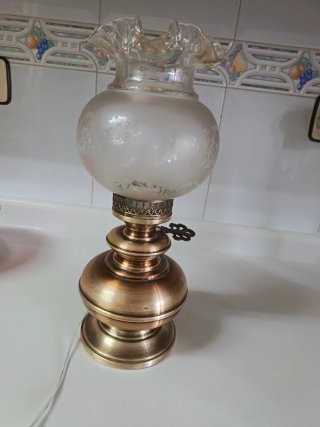 Lámpara de mesa dorada con pantalla