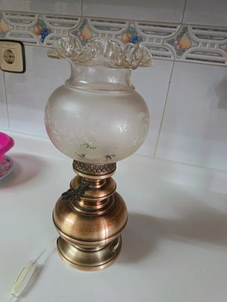 Lámpara de mesa dorada con pantalla