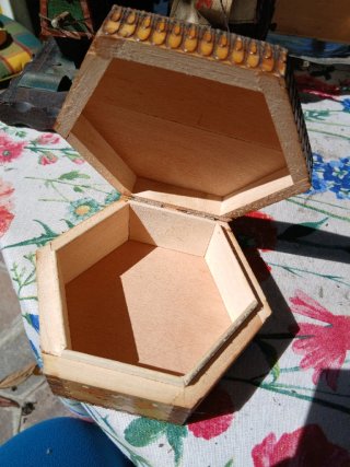 Scatola in legno decorata con gatto