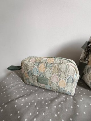 Bolso y neceser Mayoral estampado hojas