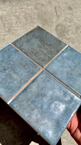 Baldosa azul y musgo precortada