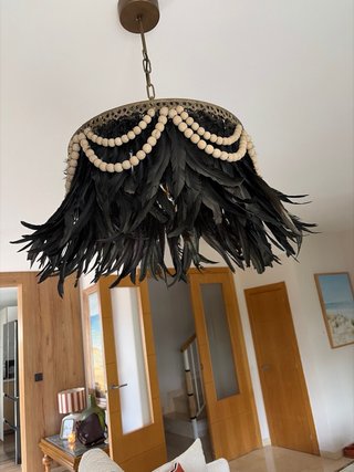 Lámpara colgante plumas negras y madera