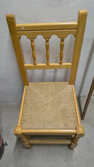 6 Sillas de madera con asiento de anea.