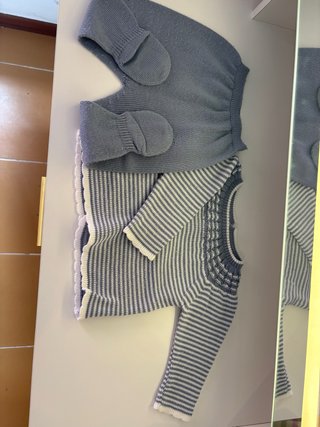 Conjunto bebé punto azul con manoplas