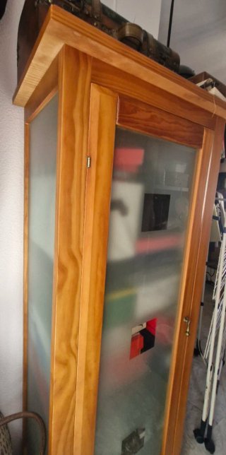 Vitrina de madera y cristal