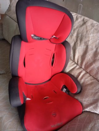 Silla de coche roja y negra
