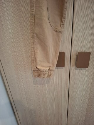 Pantalones cargo beige hombre