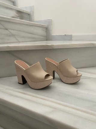 Zuecos plataforma tacón beige
