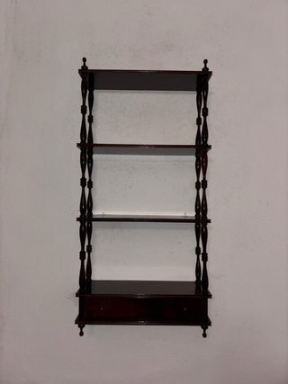 Estantería de madera oscura