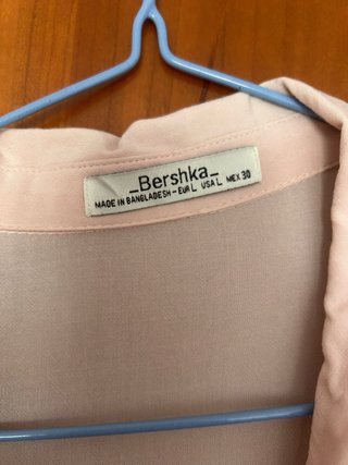 Camisa Bershka rosa talla M