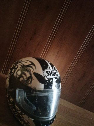 Casco de moto blanco con diseño