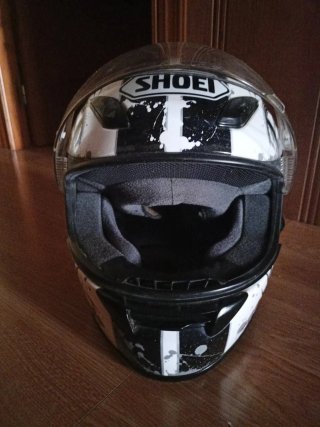 Casco de moto blanco con diseño
