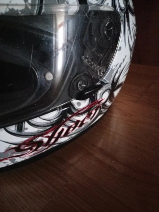 Casco de moto blanco con diseño