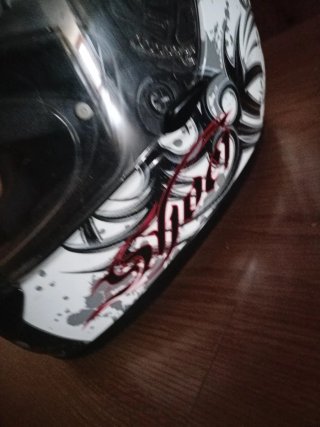 Casco de moto blanco con diseño