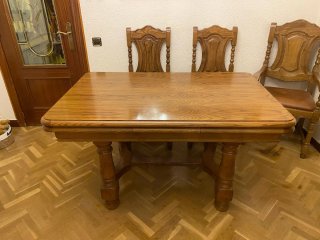 Mueble roble con mesas y sillas