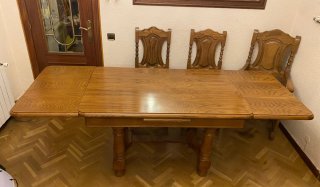 Mueble roble con mesas y sillas