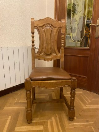 Mueble roble con mesas y sillas
