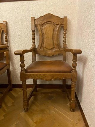Mueble roble con mesas y sillas