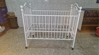 Cuna antigua desmontable blanca