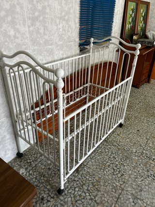 Cuna antigua desmontable blanca