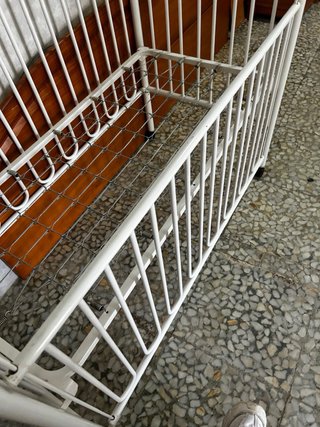 Cuna antigua desmontable blanca