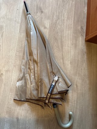 Paraguas beige con filo marron