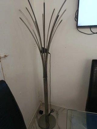 Lámpara de pie moderna plateada