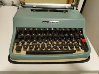 Máquina de escribir Olivetti portátil