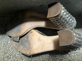 Sandalias plateadas con tachuelas