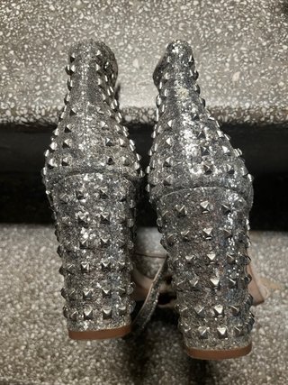 Sandalias plateadas con tachuelas