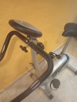 Bicicleta Estática Gris y Negra