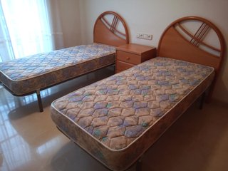 2 Camas 80cm con cabezales y mesita