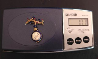 Spilla in oro con Orologio Monvis e Rubini