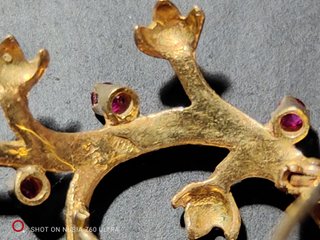 Spilla in oro con Orologio Monvis e Rubini