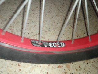 Bicicleta BMX GT Blanca y roja Todo de serie