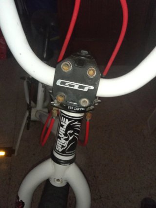 Bicicleta BMX GT Blanca y roja Todo de serie