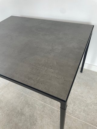 Mesa auxiliar IKEA negra-gris