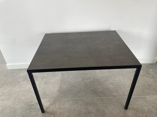 Mesa auxiliar IKEA negra-gris