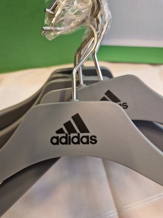 Perchas de plástico y metal grises