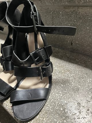 Sandalias negras tiras y hebillas
