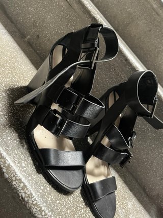 Sandalias negras tiras y hebillas