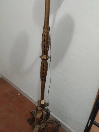 Lámpara de pie vintage forja dorada