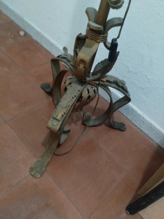 Lámpara de pie vintage forja dorada