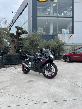 Suzuki GSX-R 750 K7 Negra