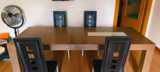 Mesa de comedor extensible moderna con sus sillas.
