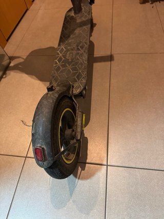 Patinete eléctrico con casco, candado y timbre